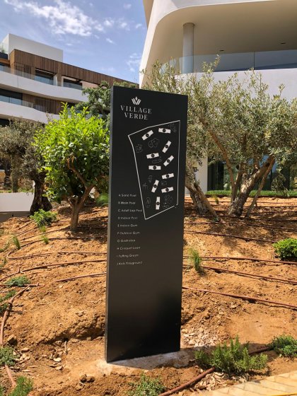 T&oacute;tem retroiluminado para urbanizaci&oacute;n Village Verde en Sotogrande C&aacute;diz.