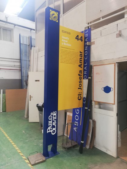 T&oacute;tem se&ntilde;alizador para la Universidad Pablo de Olavide en Sevilla.