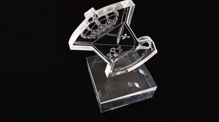 Trofeo en metacrilato grabado. Museo de Historia Militar de Sevilla.