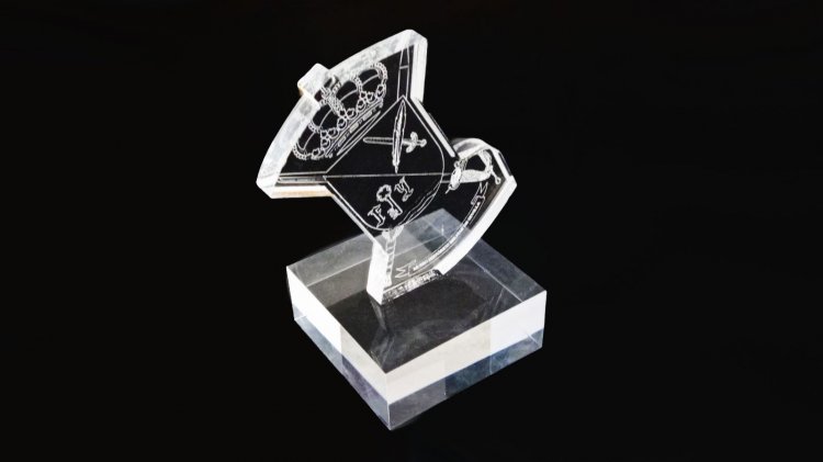 Trofeo en metacrilato grabado. Museo de Historia Militar de Sevilla.