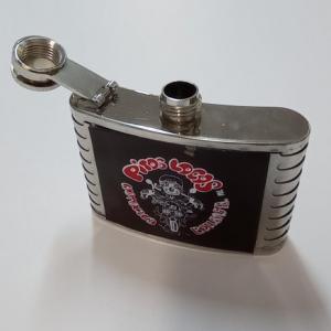 Petaca metal y cuero serigrafiado, para motoclub Pitos Locos en Bellavista Sevilla.