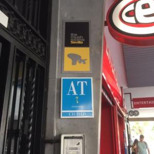 Placa cartel homologado de Hoteles, apartamentos y casas rurales en Sevilla.