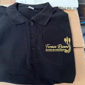 Polo bordado en oro para Cátering Fernín en Sevilla.