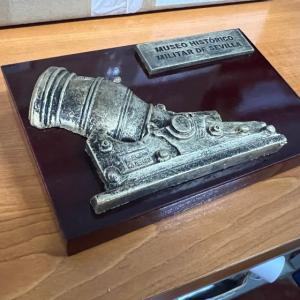 Regalo de protocolo, Metopa de sobremesa para el Museo de Historia Militar de Sevilla.