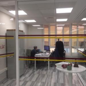 Rotulación de bandas para cristales homologadas, para el Rectorado de la Universidad de Sevilla.