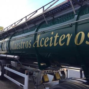Rotulación de camión cisterna, en vinilos de corte e impresión digital fundidos. Aceites la Española Acesur Sevilla.