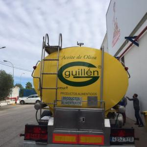 Rotulación de camión cisterna, en vinilos de corte e impresión digital fundidos. Aceites Guillen Sevilla.
