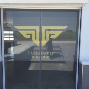 Rotulación de cristal en vinilo de corte dorado para Skydive Vip en aeródromo la Juliana Sevilla.