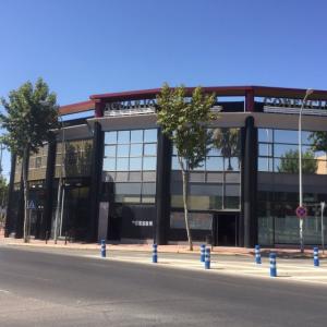 Rotulación de cristales, con láminas solares de reducción de calor efecto espejo para particular en Dos Hermanas Sevilla.