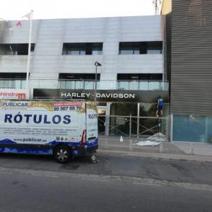 Rotulación de cristales, con vinilo microperforado en impresión digital para Harley Davidson Sevilla.