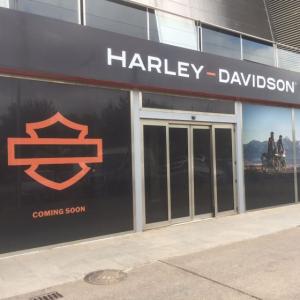 Rotulación de cristales, con vinilo microperforado en impresión digital para Harley Davidson Sevilla.