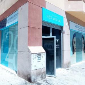 Rotulación de cristales y escaparates en vinilo ácido e impreisón digital con reserva, para la clínica María Calderón en Sevilla.