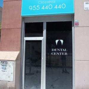 Rotulación de cristales y escaparates en vinilo ácido e impreisón digital con reserva, para la clínica María Calderón en Sevilla.