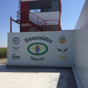 Rotulación de fachada en vinilo en impresión digital laminada para Skydive Vip en aeródromo la Juliana Sevilla.