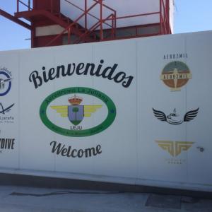 Rotulación de fachada en vinilo en impresión digital laminada para Skydive Vip en aeródromo la Juliana Sevilla.