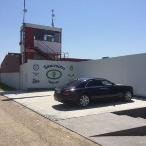 Rotulación de fachada en vinilo en impresión digital laminada para Skydive Vip en aeródromo la Juliana Sevilla.