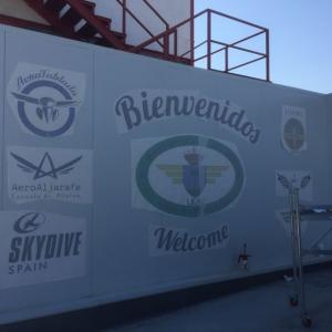 Rotulación de fachada en vinilo en impresión digital laminada para Skydive Vip en aeródromo la Juliana Sevilla.