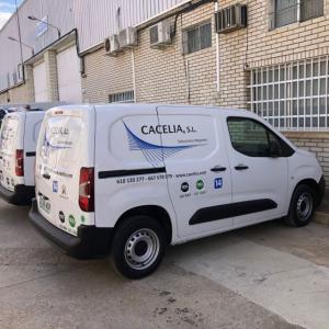 Rotulación de furgoneta con vinilos de corte para Cacelia en Sevilla.