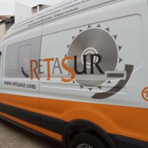 Rotulación de furgoneta en vinilo fundido y corte. Retasur en Dos Hermanas Sevilla.