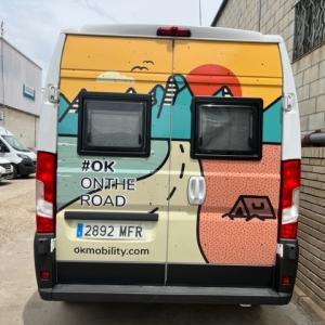 Rotulación integral de furgoneta con vinilos fundidos en impresión digital. Trabajos para Cyan Publicidad Sevilla