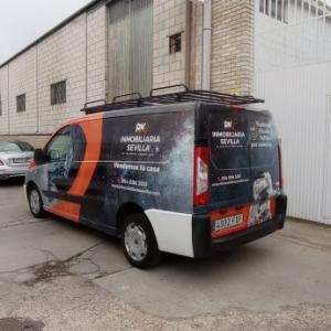 Rotulación integral de furgoneta en vinilo fundido y laminado protección UV. RK Inmobiliarias Sevilla.