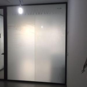 Rotulación de mamparas de separación de cristal con vinilos imitación ácido plata o chorro de arena. Clínica Odontológica Galván en Osuna Sevilla.