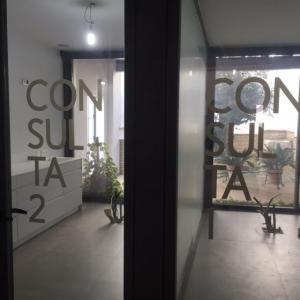 Rotulación de mamparas de separación de cristal con vinilos imitación ácido plata o chorro de arena. Clínica Odontológica Galván en Osuna Sevilla.