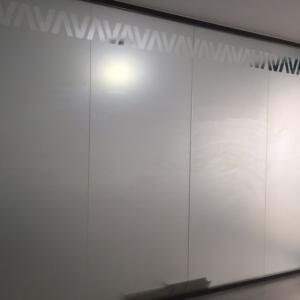 Rotulación de mamparas de separación de cristal con vinilos imitación ácido plata o chorro de arena. Clínica Odontológica Galván en Osuna Sevilla.