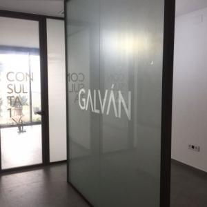 Rotulación de mamparas de separación de cristal con vinilos imitación ácido plata o chorro de arena. Clínica Odontológica Galván en Osuna Sevilla.