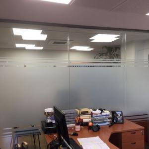 Rotulación de mamparas de separación de cristal con vinilos imitación ácido plata o chorro de arena. Para Construcciones Falusa Sevilla.