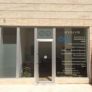 Rotulación de mamparas de separación y escaparates con vinilos imitación ácido plata o chorro de arena. Para Centro de Fisioterapia Evolve en Sevilla.