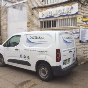 Rotulación de nueva flota de furgonetas con vinilos de corte. Cacelia Sevilla.