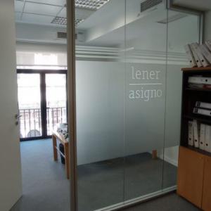 Rotulación de vinilo imitación ácido plata. Lener Asigno en Sevilla.