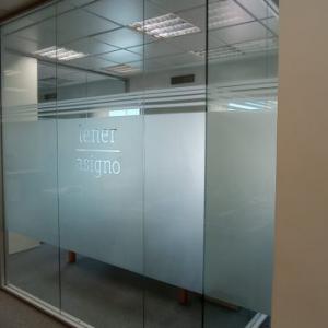 Rotulación de vinilo imitación ácido plata. Lener Asigno en Sevilla.