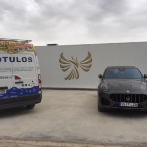 Rotulación en vinilo de las fachadas, de Caidos del Cielo en aeródromo la Juliana en Sevilla.