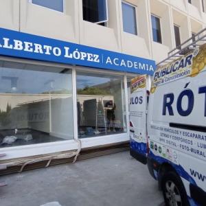 Rótulo bandeja plegada en dibón y rotulada en vinilo. Para Alberto López en Sevilla.