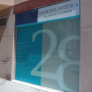 Rótulo caja luminosa con frontal de metacrilato, para la clínica María Calderón en Sevilla.