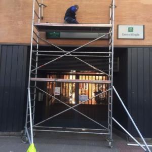 Rótulo Cartel Centro IS Triana Sevilla. Mobiliario rótulo homologado Junta de Andalucía