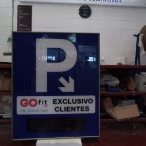 Rótulo cartel indicador de parking electrónico en Sevilla.