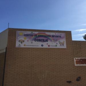 Rótulo cartel en lona enmarcada en perfilería EK2 y lona tensada tipo lienzo. Centro infantil Concilio en Sevilla.