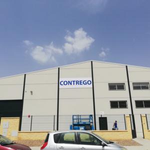 Rótulo cartel para frente de nave, en composite rotulado en vinilo de corte para Contrego Sevilla