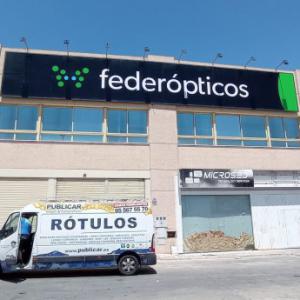 Rótulo cartel para frente de nave, en composite rotulado en vinilo de corte para Federópticos Sevilla