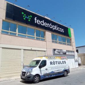 Rótulo cartel para frente de nave, en composite rotulado en vinilo de corte para Federópticos Sevilla