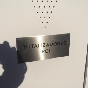 Rótulo cartel señalizador en acero inoxidable para Construcciones Bonifacio Solis en Málaga.