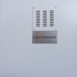 Rótulo cartel señalizador en acero inoxidable para Construcciones Bonifacio Solis en Málaga.