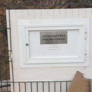 Rótulo cartel señalizador en acero inoxidable  para Construcciones Bonifacio Solis en Málaga.