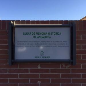 Rótulo cartel señalizador rotulado con vinilo sobre soporte Junta de Andalucía. Memoria Histórica 