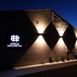 Rótulo con estructura en acero cortén y textos calados e iluminación con led. Hotel Desconectad2 en Monesterio.