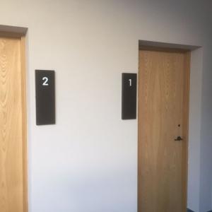 Rótulo con estructura en acero lacado y textos calados e iluminado con led. Hotel Desconectad2 en Monesterio.