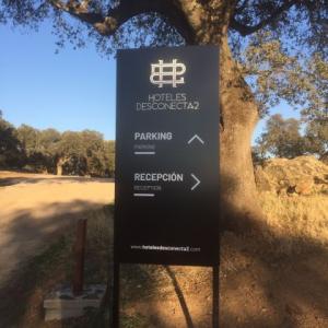 Rótulo con estructura en acero lacado y textos rotulados en vinilo garantizados al exterior. Hotel Desconectad2 en Monesterio.